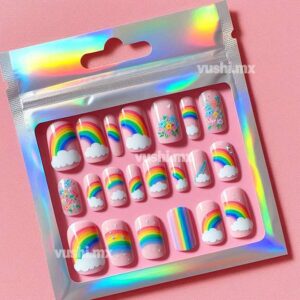 Uñas press on de arcoíris con nubes